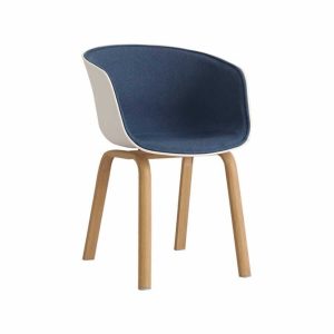 כסא אירוח בעיצוב מיוחד, גב פלסטיק עוטף, מושב ריפוד בד, שלד מתכת דמוי עץ